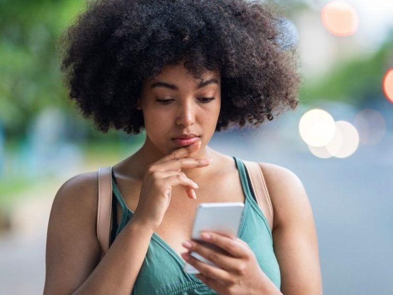 Mujer mirando su teléfono